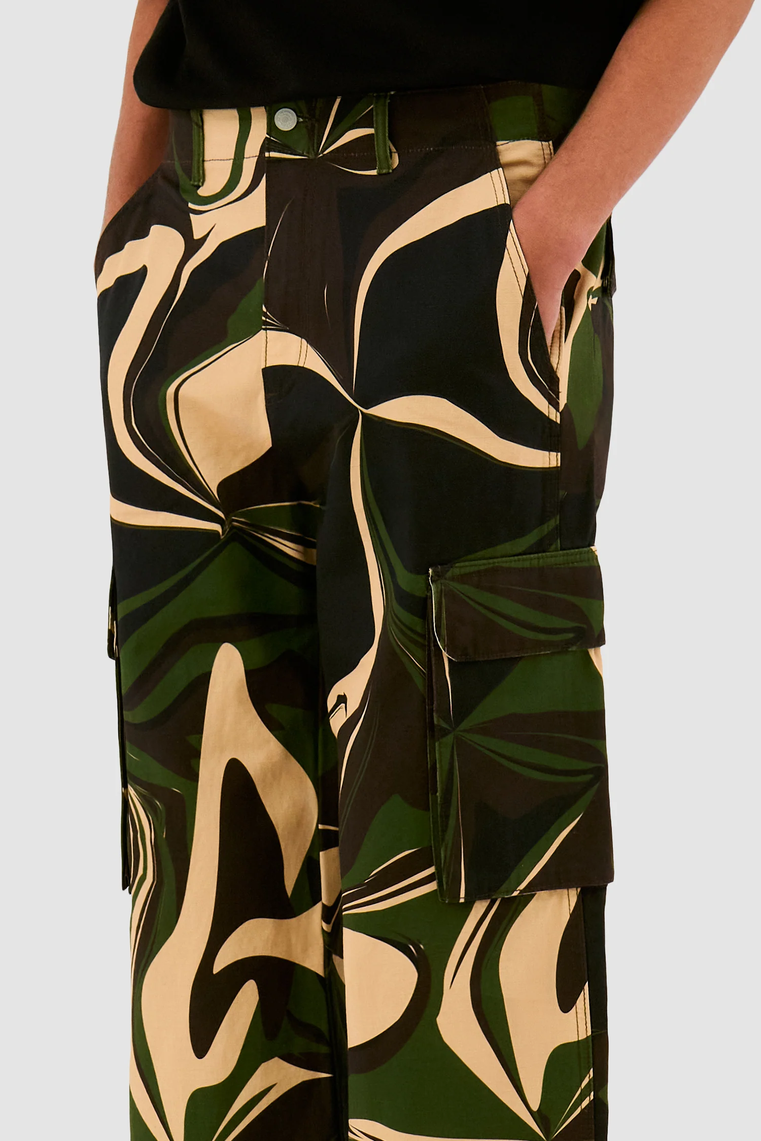 Pantalon cargo camouflage - Imprimé - Image 7