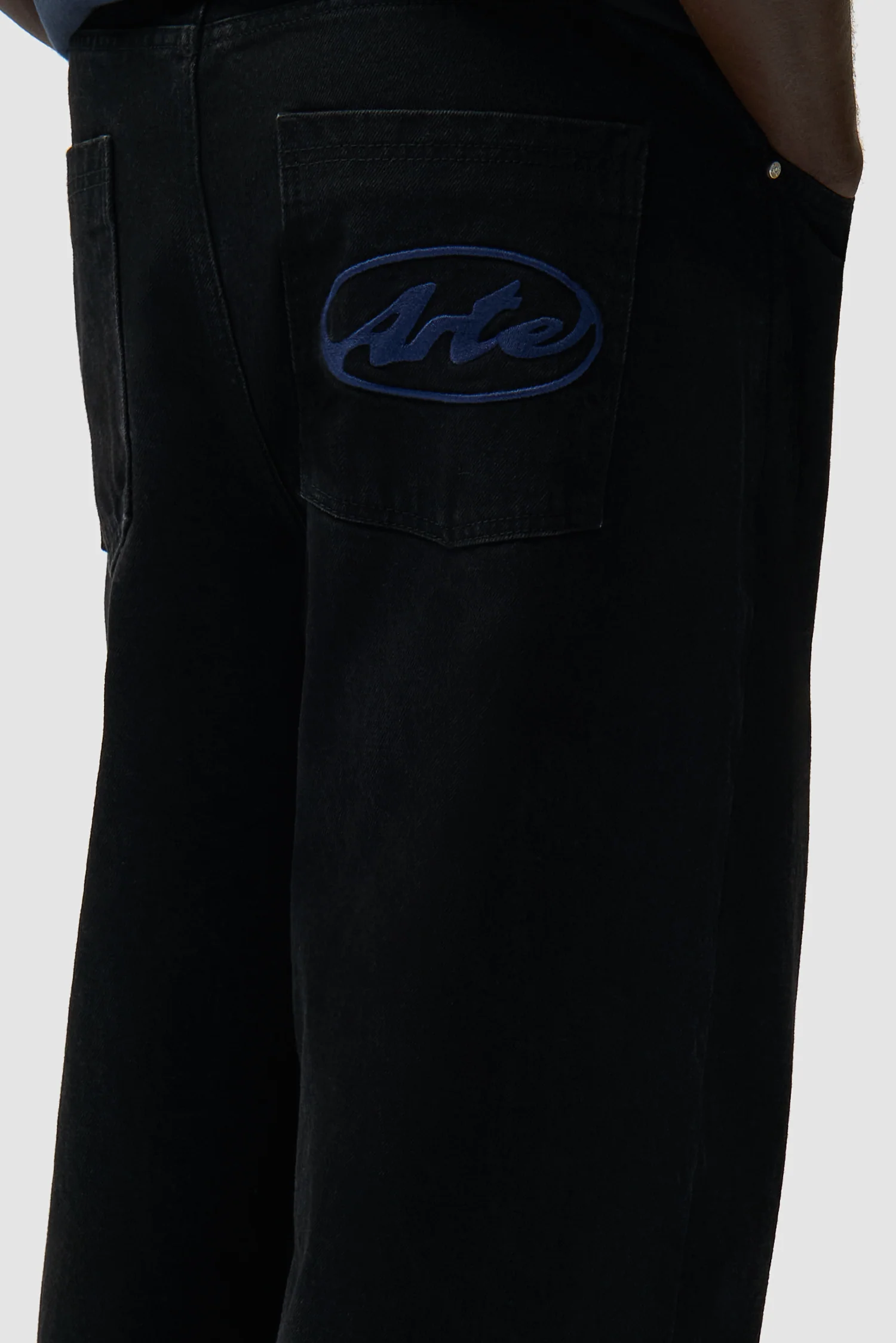 Pantalon à poche avec logo circulaire - Noir - Image 8