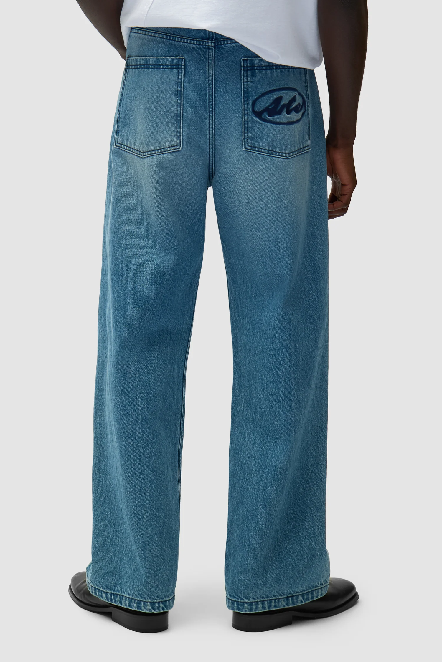 Pantalon à poche avec logo circulaire - Denim Bleach - Image 4
