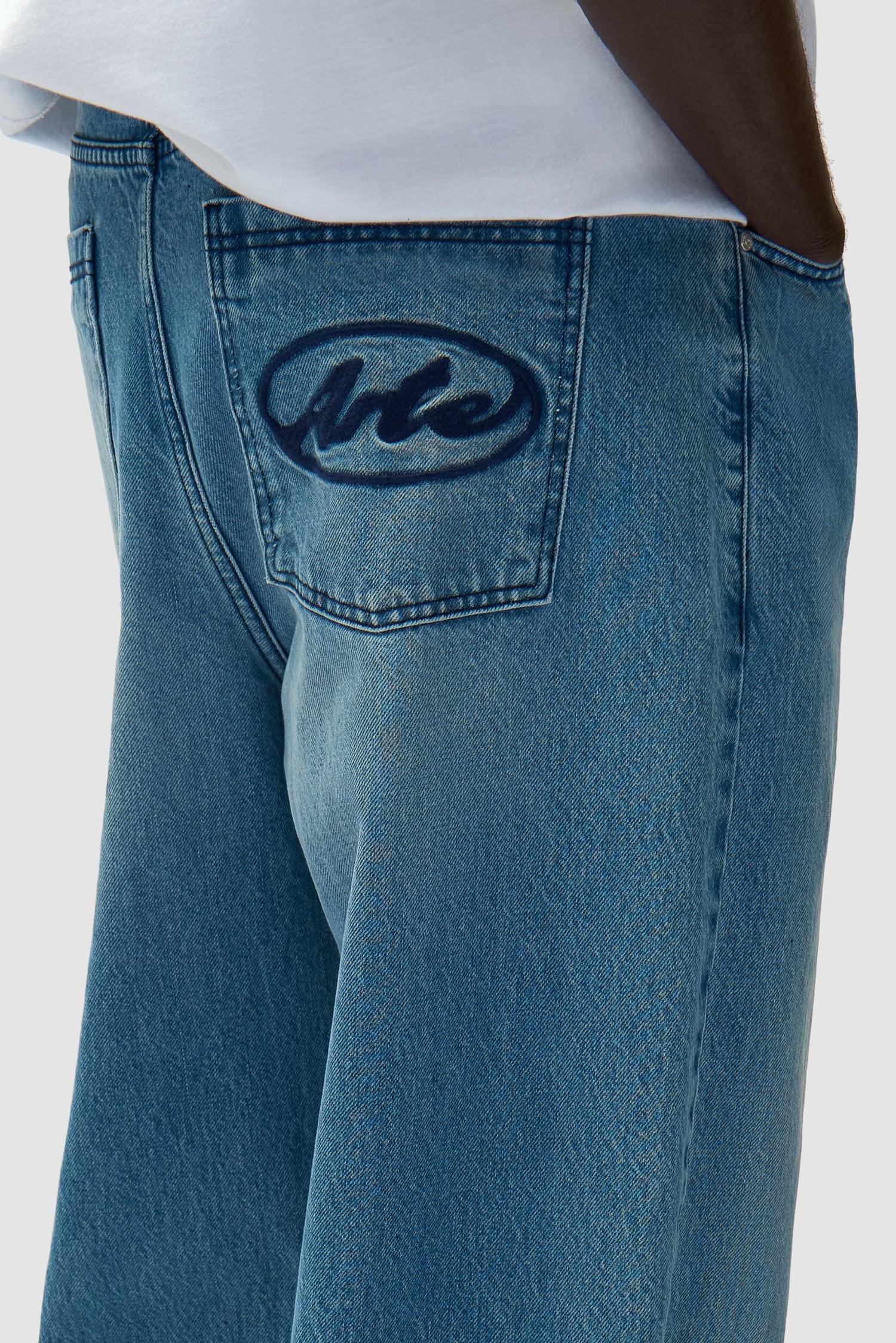 Pantalon à poche avec logo circulaire - Denim Bleach - Image 8