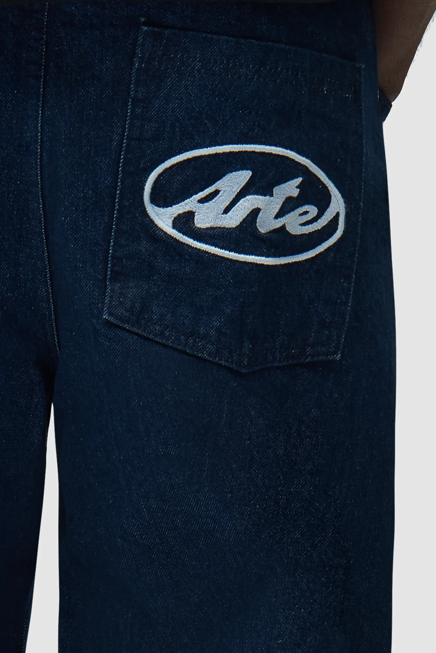 Pantalon à poche avec logo circulaire - Denim brut - Image 9