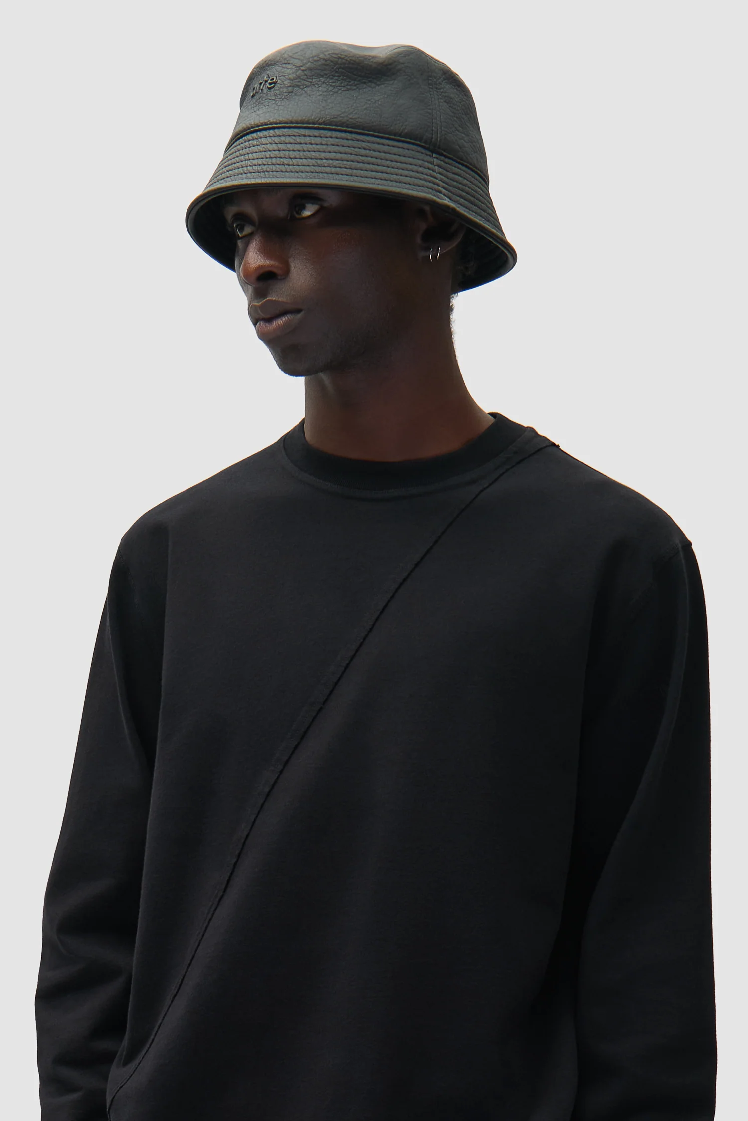 Chapeau bob en cuir PU - Noir - Image 3
